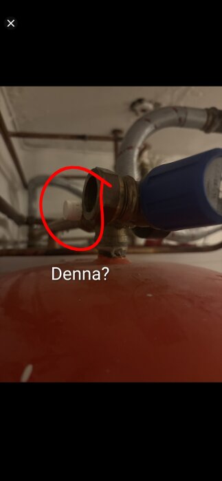 Vattenrör med en ventil och en slangkoppling, markerad med en röd cirkel, med texten "Denna?" i närheten.