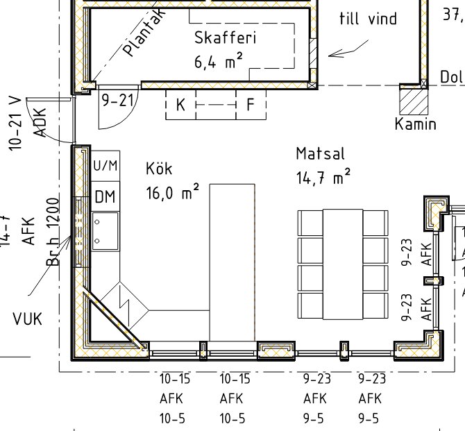 Planritning av kök och matsal med köksö, skafferi, diskbänk mellan ugn och mikro, samt utrymme för kyl och frys i nybyggt hus.