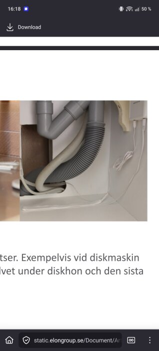 Installationsmanual för larm, visar gråa rör och slangar under diskbänk med elsladdar synliga.