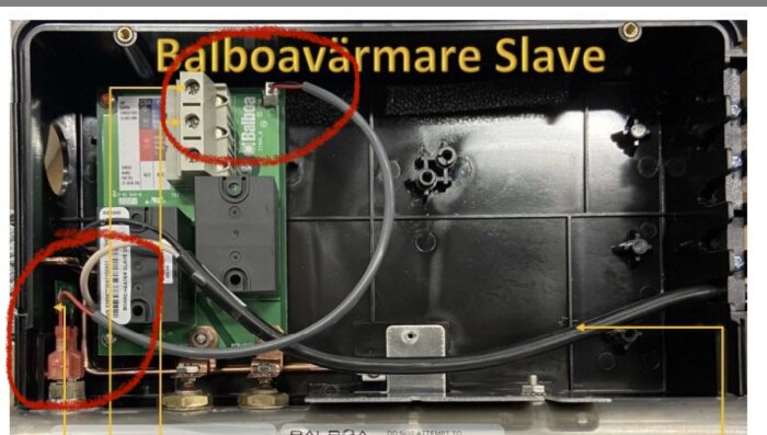 Närbild av ett Balboa slav-värmare kretskort med säkerhetsgivare och kablage markerade med röda cirklar.