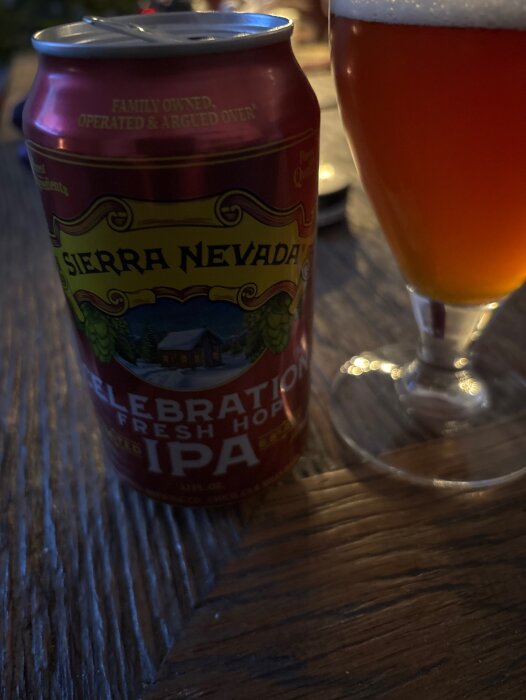 Burk och glas med Sierra Nevada Celebration IPA på ett bord.