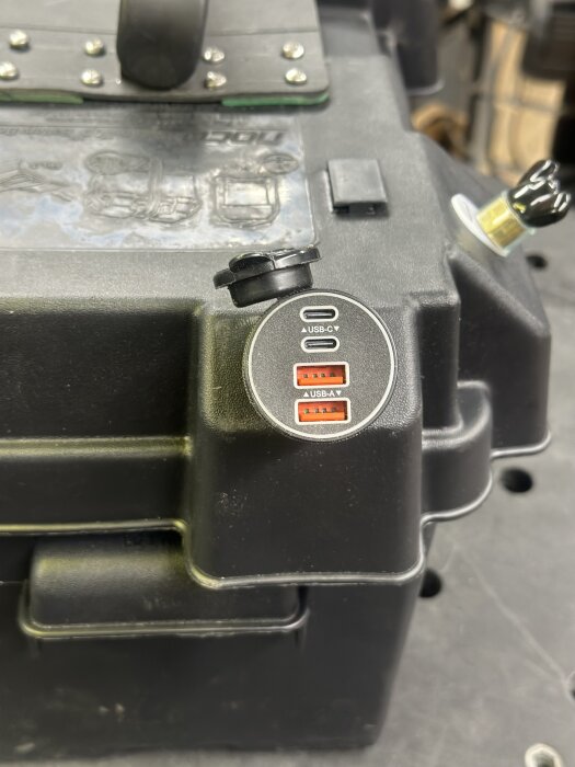 Batterilåda med monterade USB-uttag och robust handtag, modifierad för att passa ett 170Ah litiumbatteri.