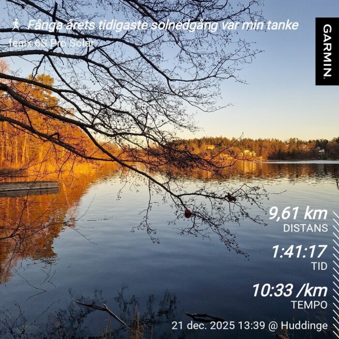 Sjön i solnedgången med trädgrenar i förgrunden, Huddinge. Datan visar en löprunda på 9,61 km, tid 1:41:17, tempo 10:33/km den 21 dec 2025.