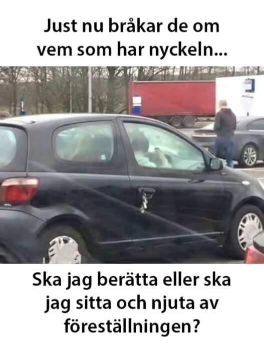 Bil med nycklar kvar i dörrlåset, text om att passagerarna bråkar om vem som har nyckeln.