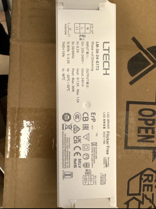 Transformator Ltech LM-35-24-G1T2 för LED, ingång 220-240V och utgång 24V. Placeras på en kartong med symboler och text.