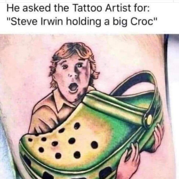 Tatueringsmotiv av en person som håller en stor grön Crocs-sko.