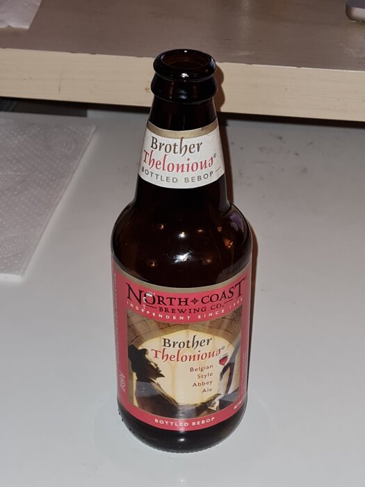 Flaska med Brother Thelonious Belgian Style Abbey Ale från North Coast Brewing.