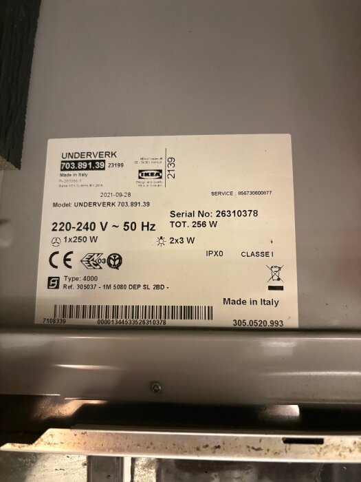Etikett på IKEA-fläkten "Underverk" med teknisk information som watt, spänning och serienummer. Made in Italy, modell: 703.891.39.