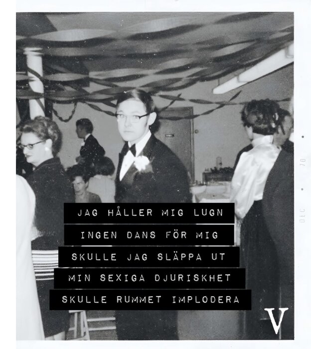 Ett gammalt svartvitt foto av personer klädda i festkläder i ett inomhusrum dekorerat med serpentinband. Text över bilden har humoristiskt innehåll.