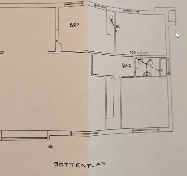 Ritning av ett hus bottenplan som visar kök och badrum, del av diskussion om vattenläcka från badrum ovanför garage.
