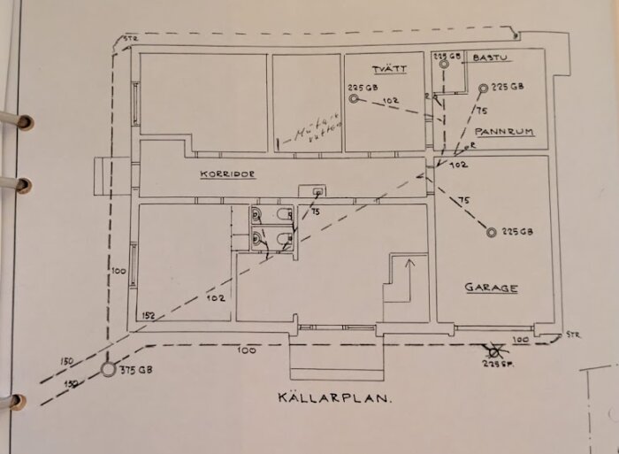 Ritning av källarplan i ett hus från 60-talet, innehållande tvätt, bastu, pannrum, garage och korridor.