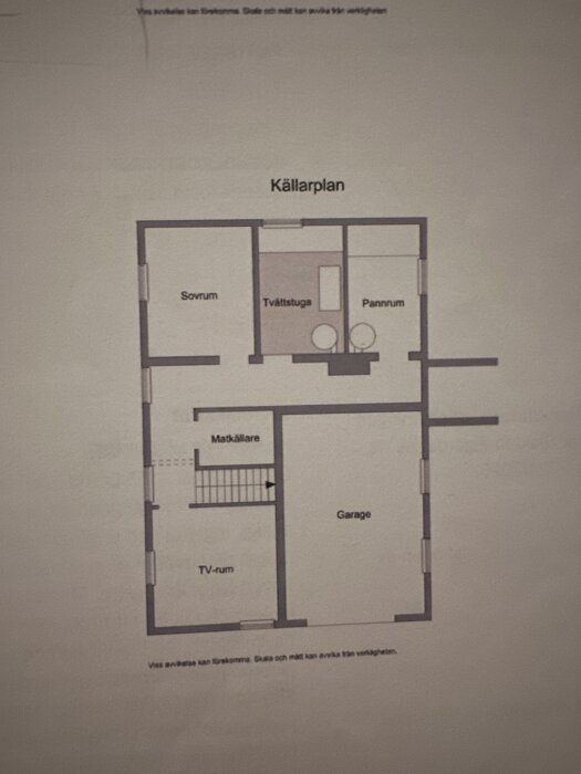 Planritning för källare i fyrkantigt hus från 1949 med sovrum, tvättstuga, pannrum, matkällare, TV-rum och garage.