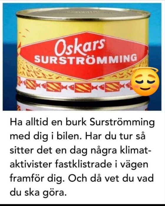 Burk med Oskars surströmming mot blå bakgrund, texten innehåller humoristiskt förslag om att ha den i bilen för speciella tillfällen.