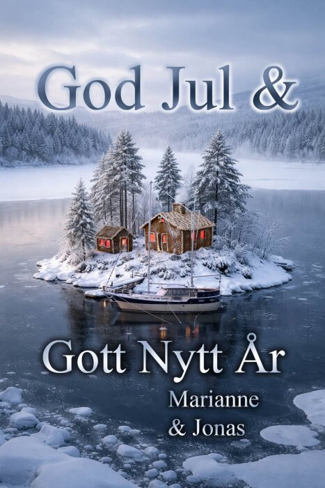 Vinterlandskap med små pepparkakshus på en snötäckt ö i en sjö, omgivna av snöiga träd. Text: "God Jul & Gott Nytt År, Marianne & Jonas".