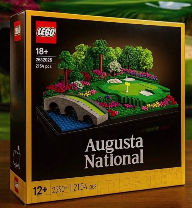 Lego-set föreställande Augusta National golfbana med bro, träd och blommor, förpackad i en svart guldfärgad låda.