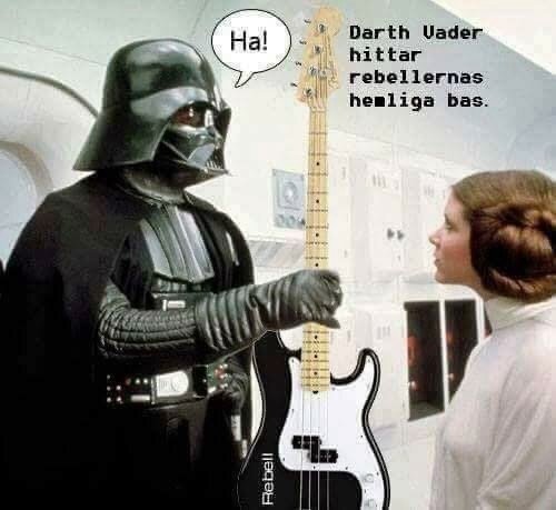 Darth Vader håller i en gitarr med texten "Ha!" och "Darth Vader hittar rebellernas hemliga bas", står framför en kvinna i ett rymdskepp.