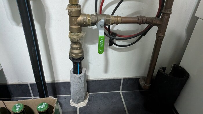 Ventilrörsystem med Aqara valve controller monterad på ventilhandtag, visar installation och placering av rör i ett badrum.