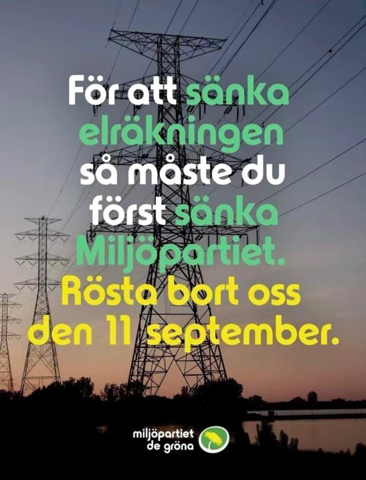 Högspänningsledningar i solnedgång med text som uppmanar att rösta bort Miljöpartiet den 11 september för att sänka elräkningen.