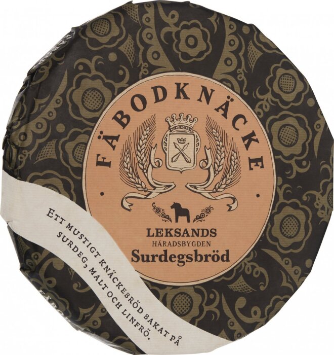 Förpackning av Leksands Fäbodknäcke surdegsknäcke med dekorativt mönster och text om mustigt knäckebröd bakat på surdeg, malt och linfrö.