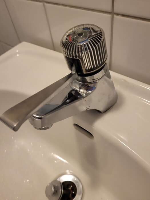 Mora köksblandare med löst handtag, monterad över en vit diskho, upplevs som torr och släpper vatten trots stängt läge.
