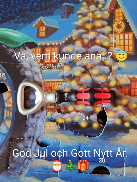 Julscen med snötäckt hus och flasköppnare på adventskalender. Text: "Va, vem kunde ana..? 😊 God Jul och Gott Nytt År. 🎅🎄🎁