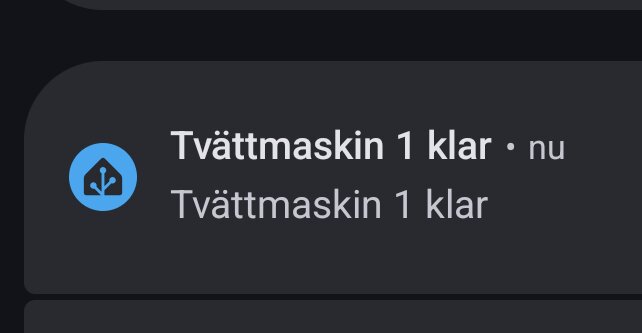 Notis om att tvättmaskin 1 är klar i en app, med en blå ikon som visar ett plug-symbol.