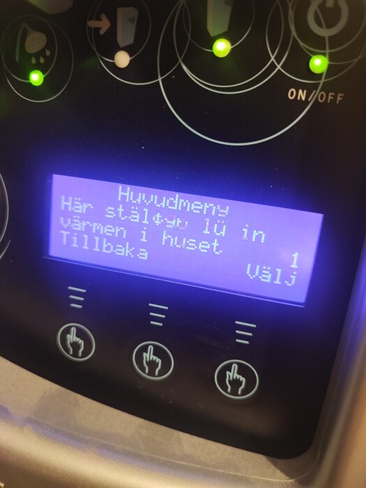 Display på Rego 637 med huvudmeny och delvis oläslig text, några tecken är förvrängda.