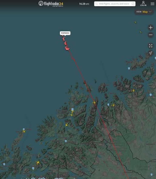 Radarbild över norra Norge med en flygrutt markerad i röd linje och flera flygplanssymboler i området.