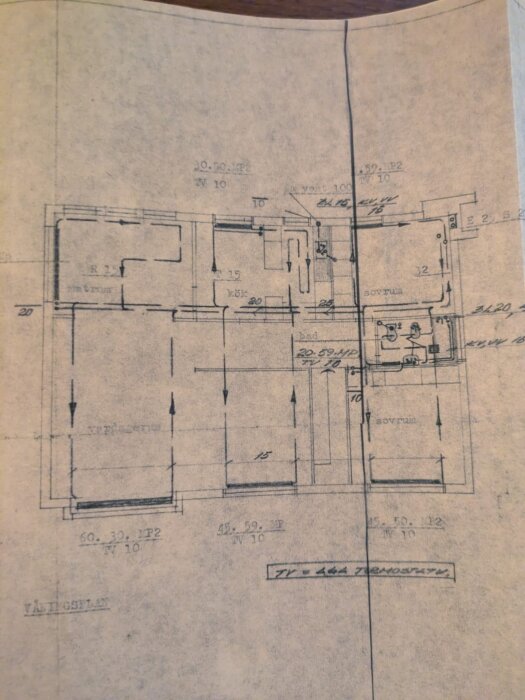 Ritning över husplan med dragning av värmerör, visar detaljerade mått och rum som kök, sovrum, och badrum i ett hus från 60-talet.