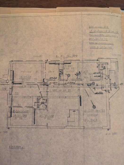 Ritning av ett hus från 1960-talet, visar hur värmesystem är draget genom byggnaden, med olika rör och delar specificerade.