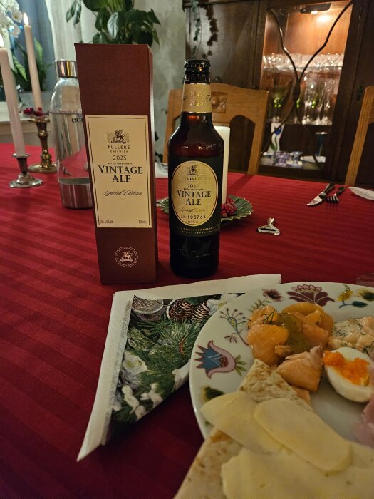 Flaska Fuller's 2025 Vintage Ale med elegant kartong på dukat bord med julmat och röd duk, nummer 103766.