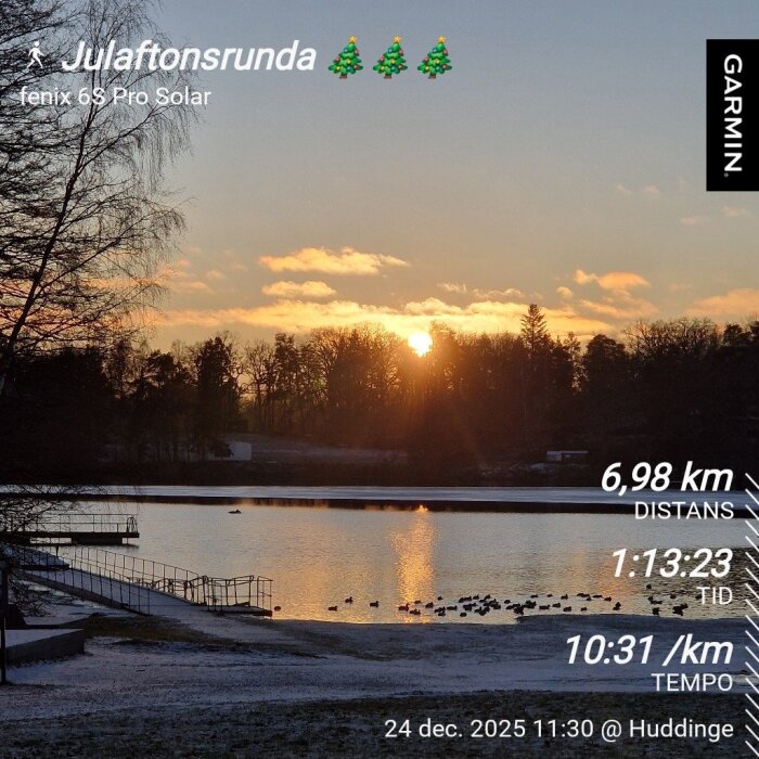 Solnedgång över en sjö med träd i bakgrunden, snötäckt mark och information om en löprunda på julafton, 6,98 km, tid 1:13:23, Huddinge.
