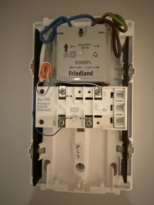 Transformator i dörrklocka, märkt Friedland 52528PL, 220/240V 50Hz, 8V 1.0A, med anslutna kablar.