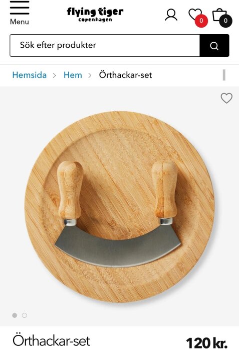 Örthackar-set från Flying Tiger Copenhagen, bestående av en rund träskena och en halvmåneformad kniv med trähandtag, priset är 120 kr.