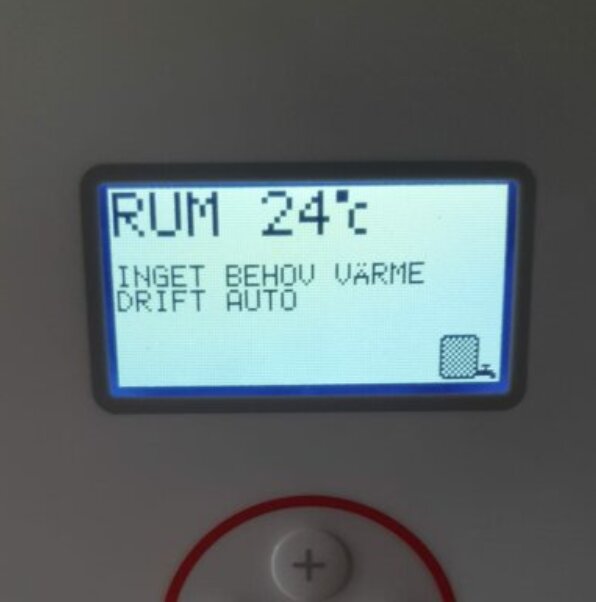Display med text: "RUM 24°C, INGET BEHOV VÄRME, DRIFT AUTO" på en värmepumpskontroll.