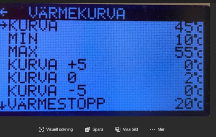 Digital display som visar "VÄRMEKURVA" med olika temperaturinställningar, inklusive värmestopp och kurva +5, 0, -5.