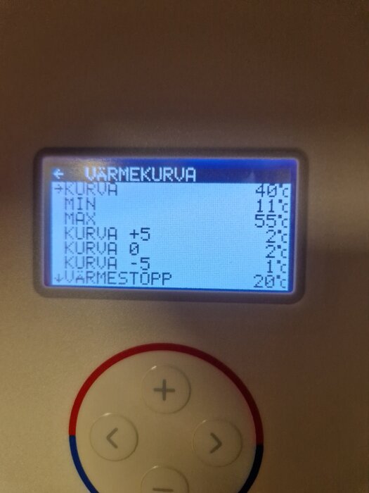 Display med text "Värmekurva" visar temperaturinställningar för värmesystem. Kontrollpanel med fyra knappar nedanför.