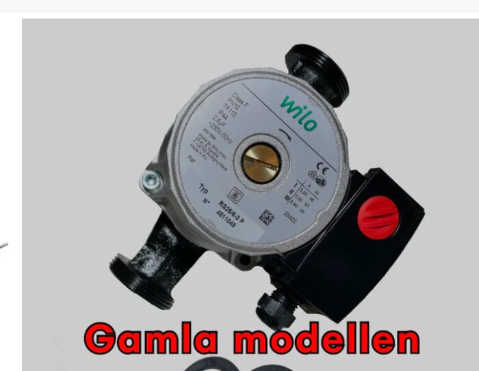 Cirkulationspump av märket Wilo, gammal modell, visas tydligt med specifikationer på etiketten. Texten "Gamla modellen" syns under pumpen.