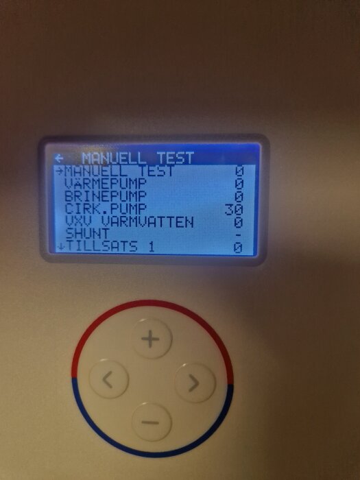 Display med texten "Manuell test" och val för värmepump, brinepump, cirkulationspump och andra funktioner. Kontrollknappar för justering.