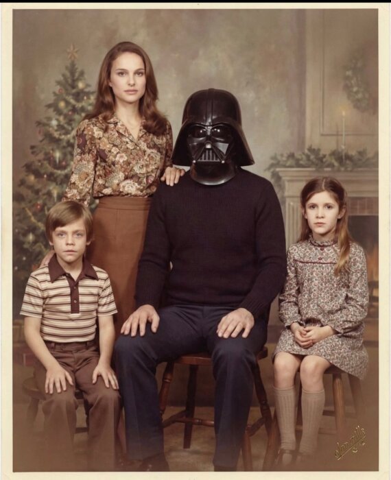 Familjeporträtt med fyra personer, inklusive en person i Darth Vader-hjälm, i ett rum med julgran och eldstad i bakgrunden.