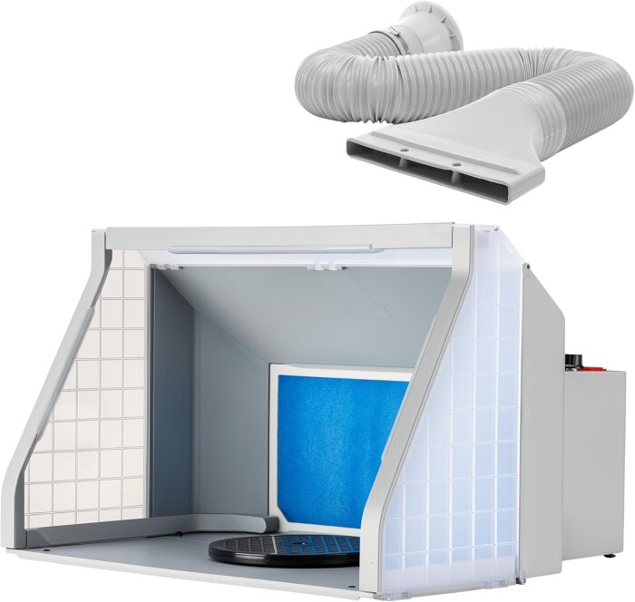 Sprutbox med vit ram, blått filter, genomskinliga sidor och en flexibel ventilationsslang för att avleda luft vid sprutmålning.