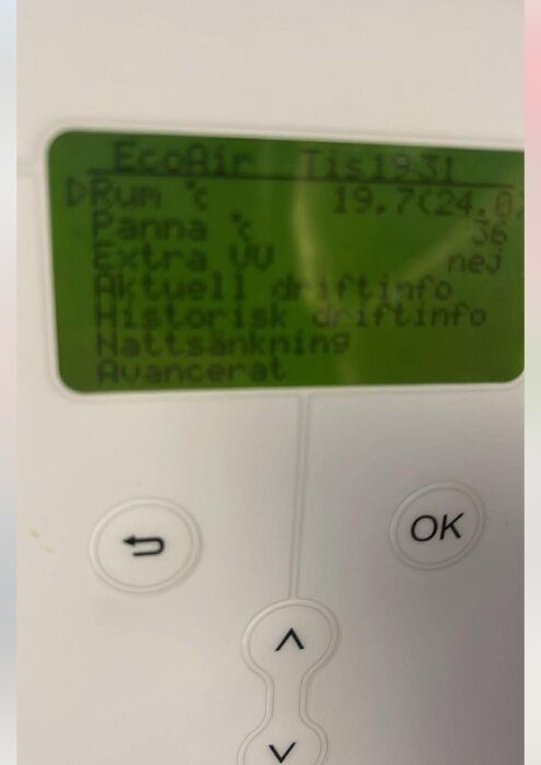Display på CTC luft/vatten-värmepump visar temperaturinställningar och driftläge, problem med ljummet vatten i duschen diskuteras.
