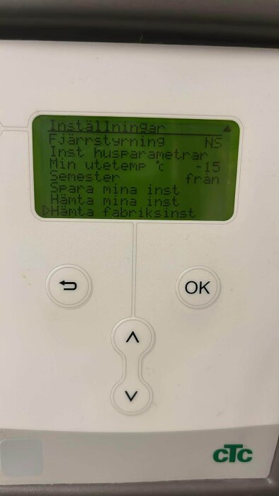 CTC luft/vatten värmepumpskontroll med inställningar för fjärrstyrning, temperatur och semesterläge.