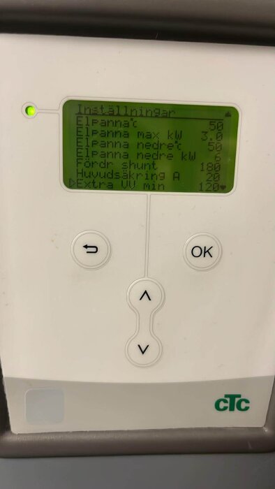 Display för CTC luft/vatten värmepump, visar inställningar för elpanna och shunt.
