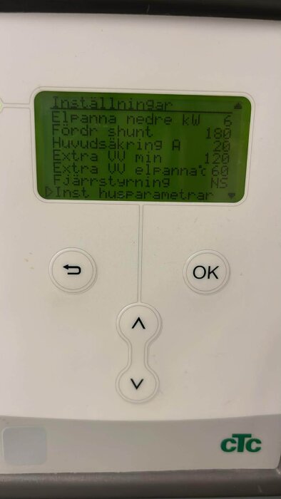 Kontrollpanel på CTC luft/vatten värmepump med inställningar och knappar, felsökning av ljummet varmvatten problem.