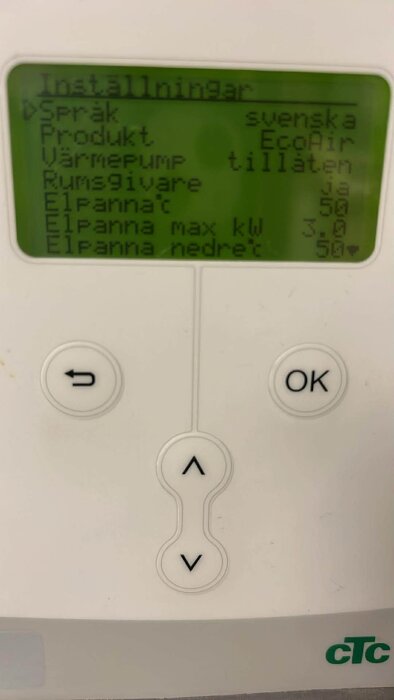 Display av CTC luft/vatten-värmepump med inställningar för språk, produkt, samt elpanna max och nedre effekt.