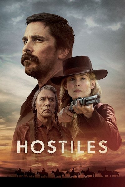 Westernfilm-postern "Hostiles" med cowboy, kvinna med gevär och fartygsbesättning i bakgrunden, markerad mot skymningshimmel.