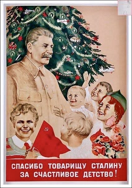 Sovjetisk propagandaposter med en man i uniform omgiven av barn och en dekorerad julgran i bakgrunden. Rysk text längst ner.