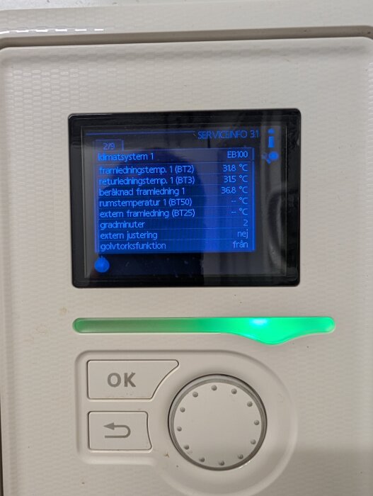 Display på värmepump med temperaturer för framledning och returledning, samt andra systemvärden och funktioner.