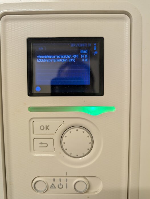 Kontrollpanel på värmepump med display som visar värmebärarpumphastighet 30% och köldbärarpumphastighet 0%, samt knappar och ratt för inställningar.